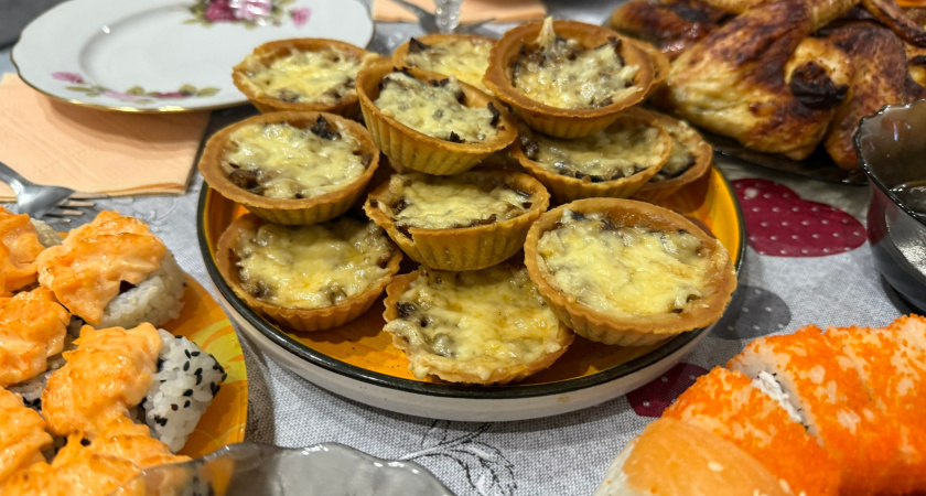 Без формочек и мороки пеку тарталетки для икры и салатов: всего 20 минут - и новогодний стол накрыт хрустящими мини-закусками