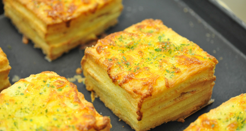 Бабушка научила делать пышный омлет как в детском саду: теперь только так взбиваю яйца в "пух" на завтрак - весь секрет в воздухе