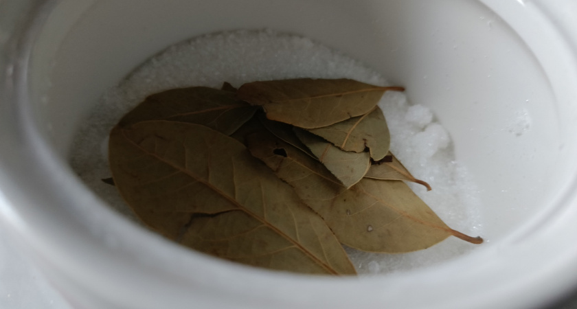 Зачем я кладу 1 лавровый лист в сахар, один - в муку: делаю так уже 5 лет - результат радует всю семью