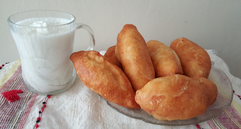 Замешиваю и сразу пеку. Чайник еще не вскипел - а гора кефирных пирожков к завтраку уже на столе