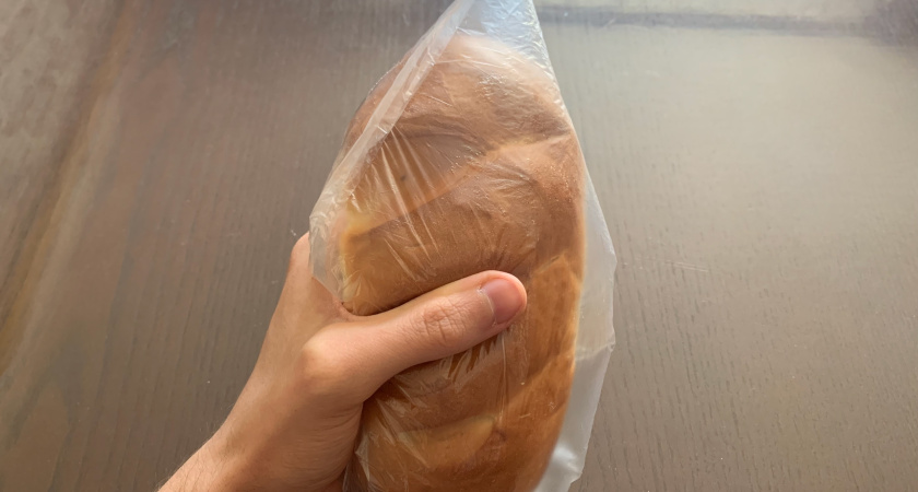 Не храню хлеб в холодильнике и хлебнице, а храню так: не крошится, не черствеет и не теряет вкус - делюсь гениальным способом 