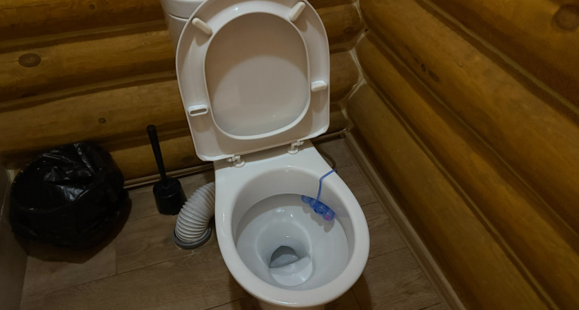 Не мог избавиться от запаха канализации в туалете: этот «копеечный» трюк с трубой вмиг убрал запах навсегда - не нарадуюсь своей смекалке