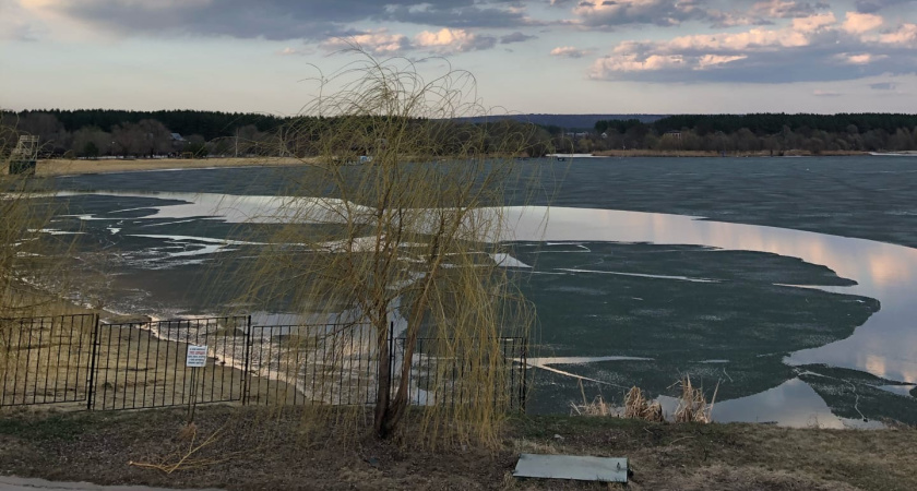 В Шадринске мужчина провалился под лед, пытаясь спасти упавший в реку телефон