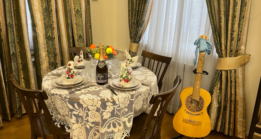 Горы мандаринов и болгарские консервы: как отмечали Новый год курганские депутаты в своем детстве 