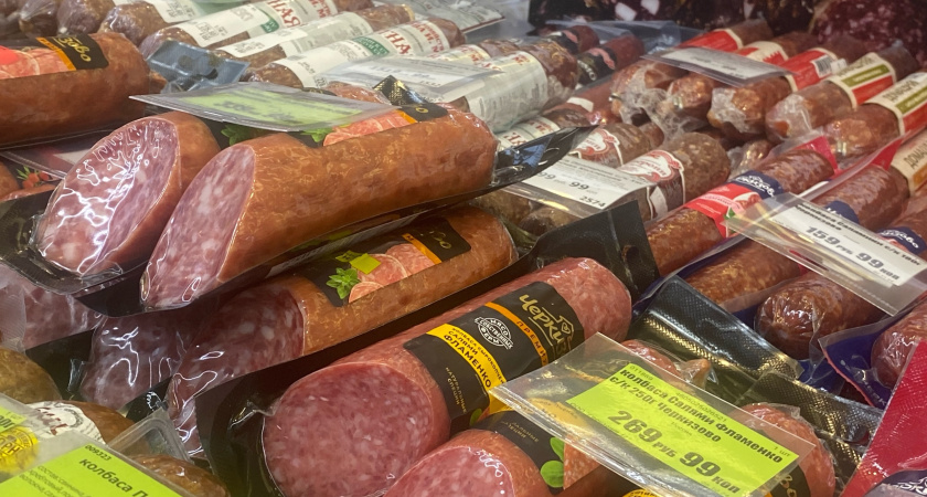 Много лет работаю в химлаборатории: объясняю из чего делают сырокопченые колбасы - вот что кладут в премиум-деликатес