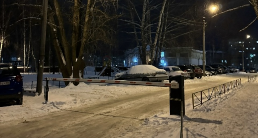 Жителям дома в центре Кургана одобрили установку шлагбаума для их личной безопасности