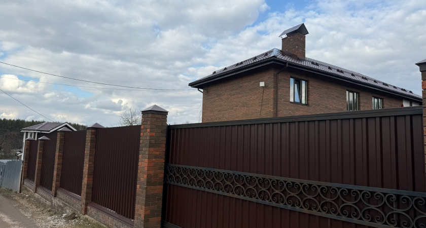 Подвесил бутылку с водой к забору: не могу нарадоваться своему изобретению - решил одну деликатную проблему.