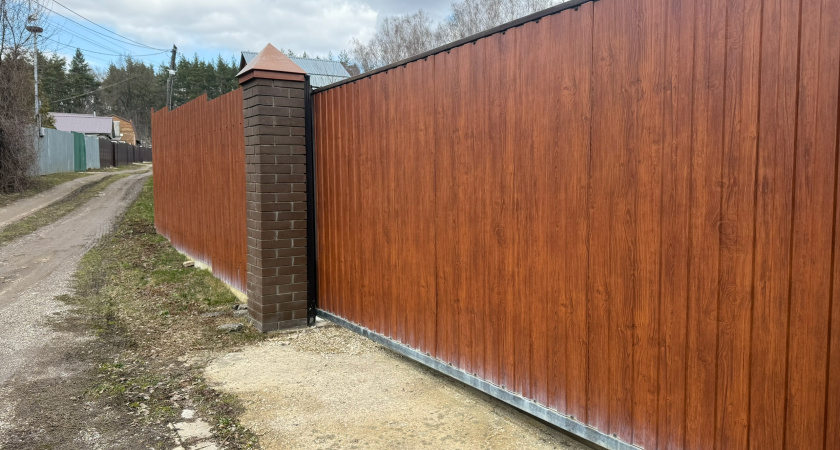 Забор из профлиста в прошлом: новый способ отгородиться от соседей и создать приватность