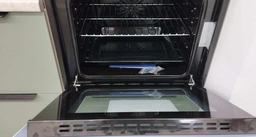 Теперь чистка духовки занимает минимум времени и усилий: пару минут и она как новенькая - и я могу смело открывать её даже перед гостями