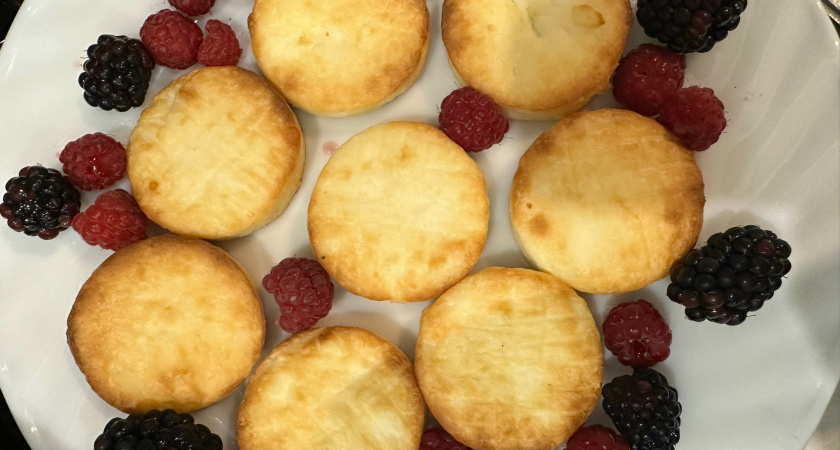 Подсели всей семьей на эту творожную вкуснятину: готовлю к завтраку вместо сырников - проще в 100 раз и быстрее