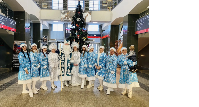 На железнодорожном вокзале Кургана зажгли огни на уникальной елке с символикой 2026 года: фото