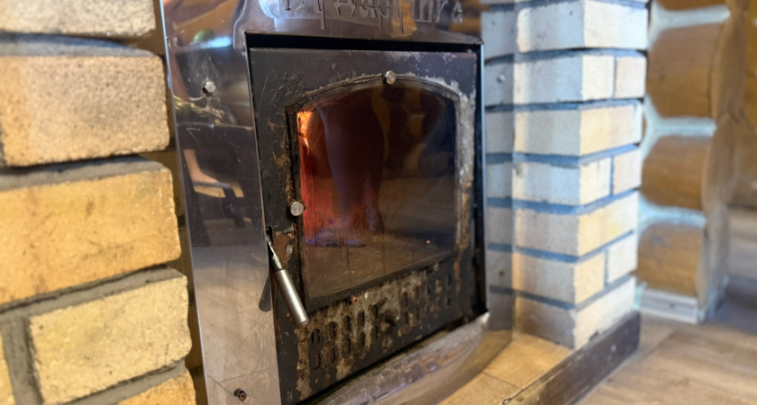 Пару горстей, и дымоход очищается без усилий: хитрый тюк для мощной тяги