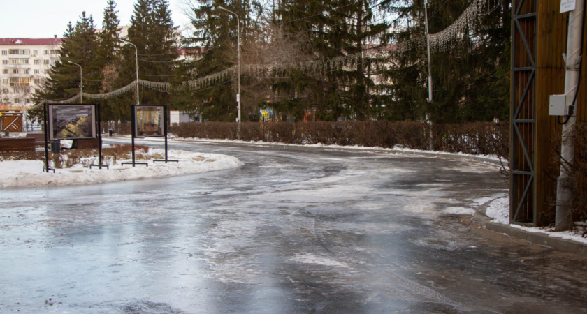 В Кургане заливают катки на Центральной площади и впервые в ЦПКиО
