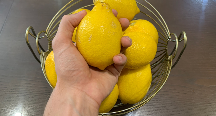 Не только в чай: умные домохозяйки всегда кладут в морозилку лимоны и радуются своей хитрости — намного вкуснее и полезнее свежих