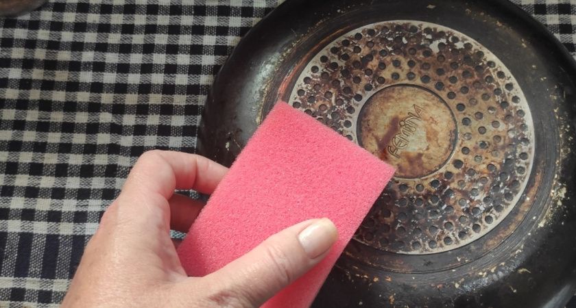 1 стакан на 100-летнюю сковороду — посуда блестит ярче новенькой: без труда прощаемся с маслом при жарке