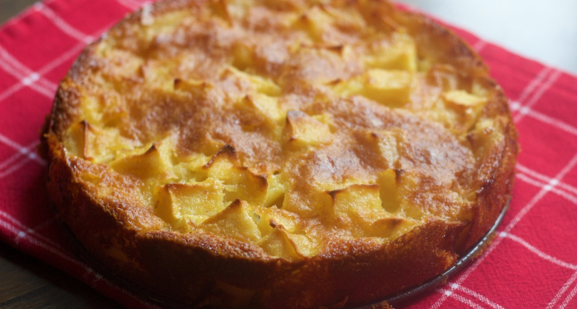 Пеку третий раз за неделю Шарлотку "12 ложек": бесподобный рецепт – без весов и взбивания, проще не бывает на завтрак семье