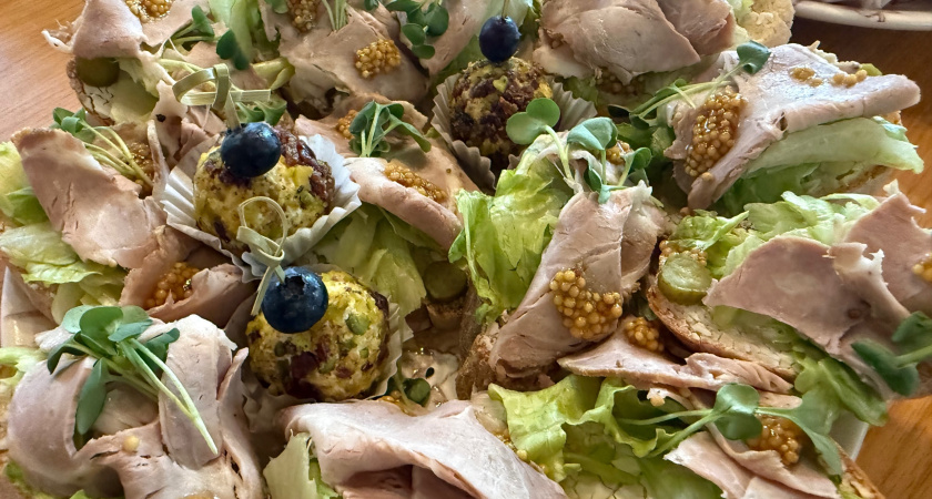 Эта закуска на Новый год переживет все Оливье с шубами: даже у плиты стоять не нужно - собрал слои и на праздничный стол