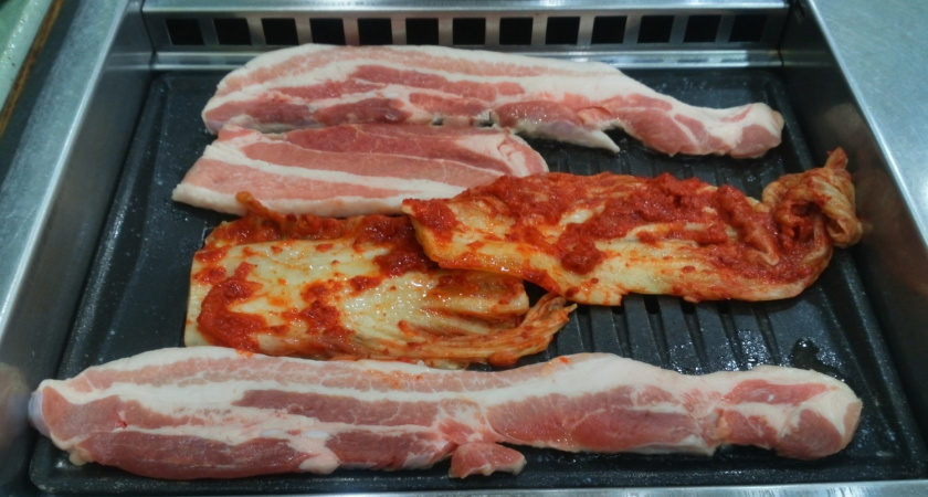 Готовлю грудинку по технике «крест-накрест» на луковой подушке: мясо нежнее масла - рецепт, который не требует дежурства у плиты