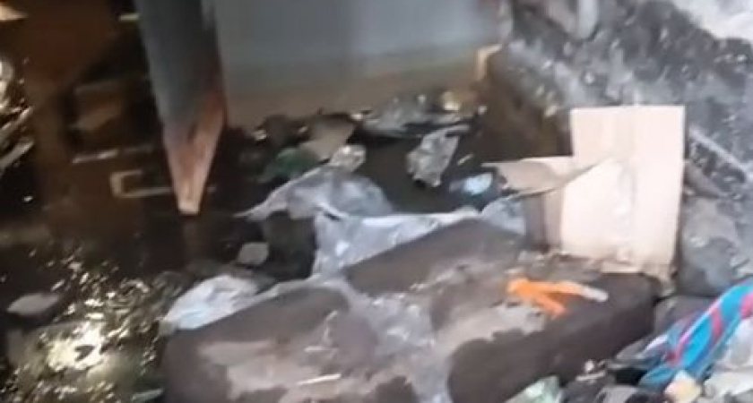 "Сырость и насекомые": дом для детей-сирот в Кургане годами затапливает мусором и водой