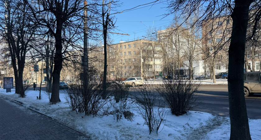 Женщина сломала две ноги из-за труб возле стройки в Кургане