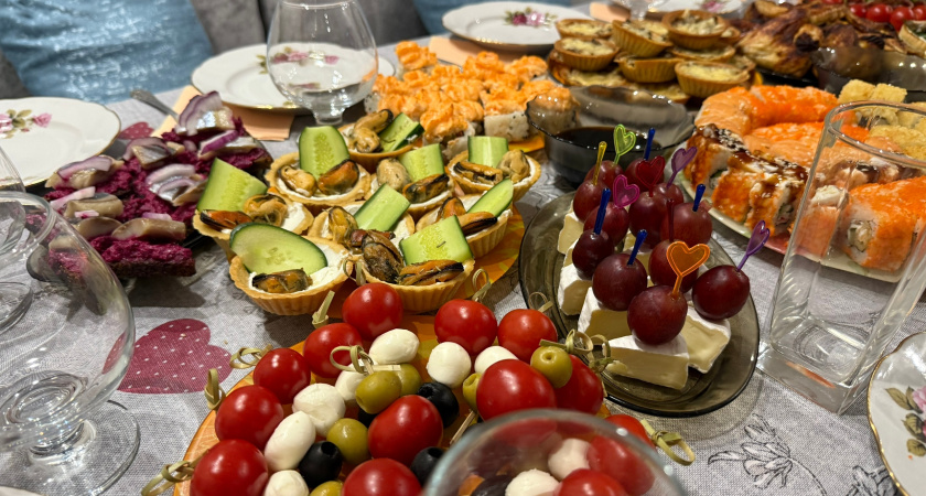 Что обязательно нужно поставить на новогодний стол-2026, чтобы привлечь удачу Огненной Лошади - простой жест