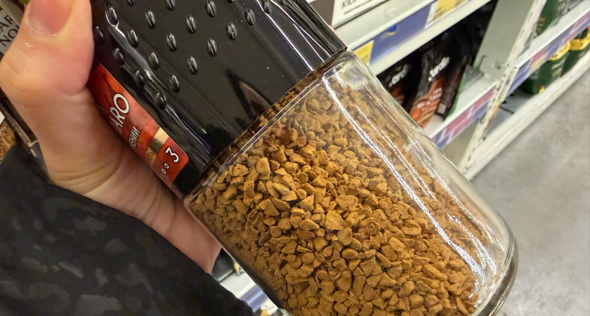 Горькая зола, а не кофе: Росконтроль назвал бренды растворимого кофе, которое не бодрит - а мы их постоянно берем