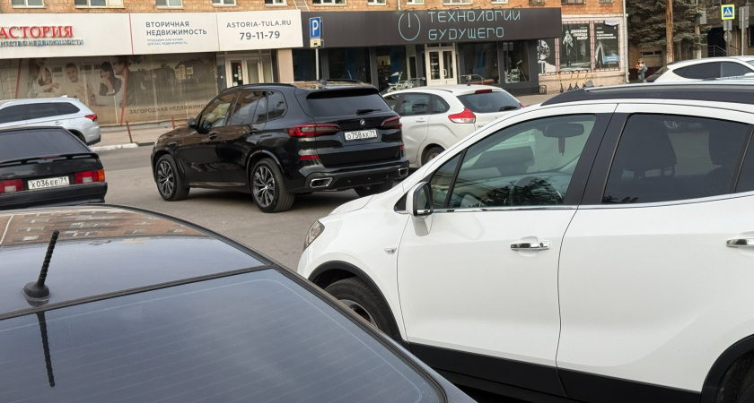 Автоюрист пояснил: как быть если на парковке открыл дверь и задел соседнюю машину 