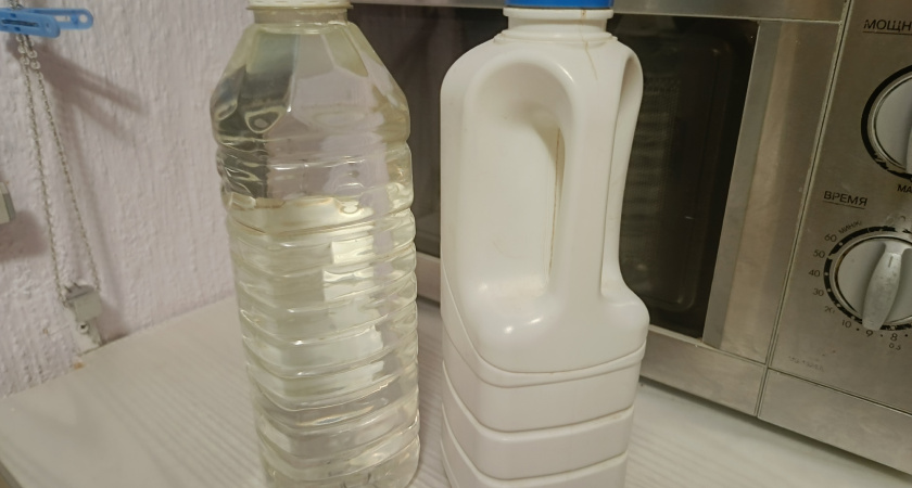 Пластиковые бутылки не выкидываю, собираю всю зиму, а весной разбираю их на части - делюсь, как использую донышки и горлышки