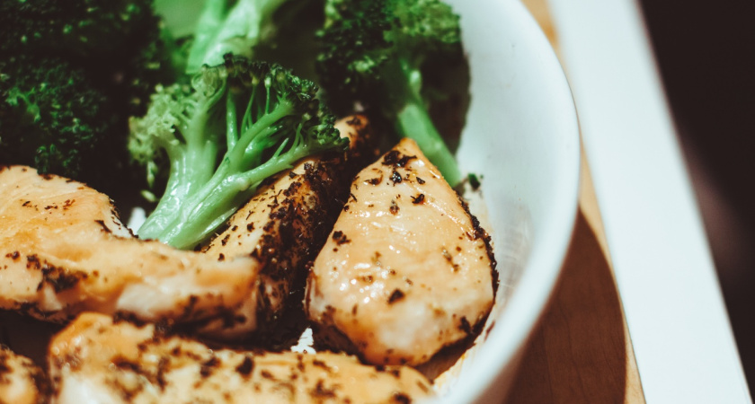 Вкуснее красной рыбы, а стоит копейки: мариную скумбрию с семенами горчицы техникой "заливки" - роскошная закуска на праздничные дни