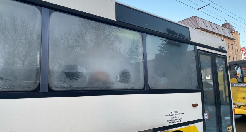 "Двери только палкой закрываются, а в салоне холод": горожане в ужасе от состояния автобусов №14