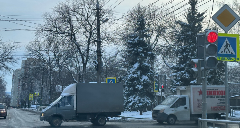 "Асфальт блестит как зеркало": курганцы жалуются на жуткий гололёд на дорогах