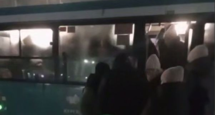 "Аж двери не закрываются": в сети показали, что творится на остановках Заозёрного вечером