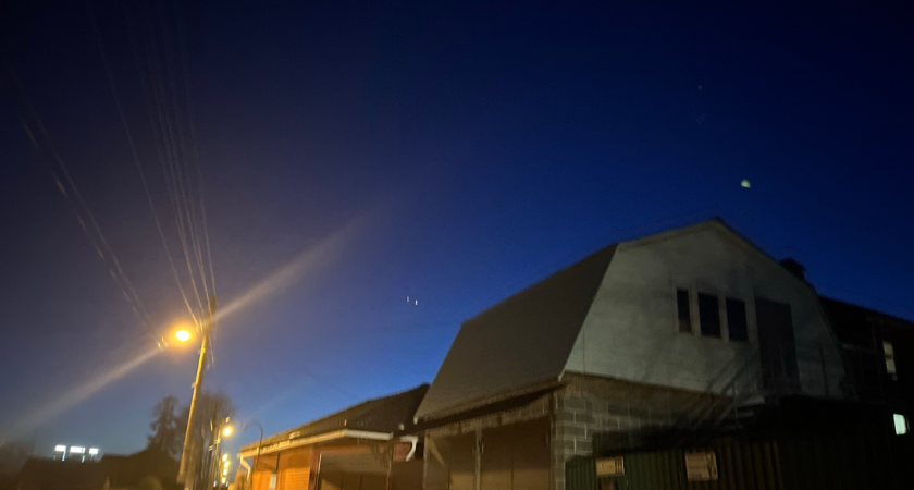 Снежная лавина сошла с крыши многоэтажки и чуть не убила прохожих в Кургане