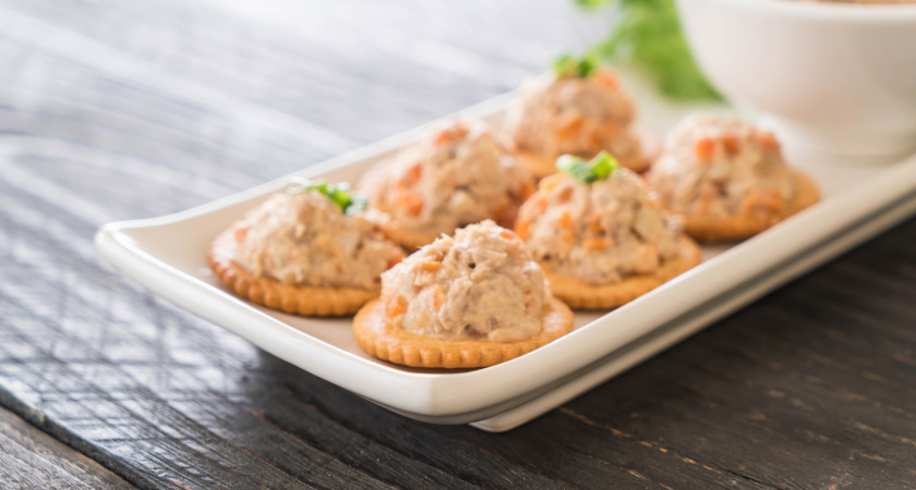 7 простых и вкусных новогодних закусок: разлетаются со стола за минуты