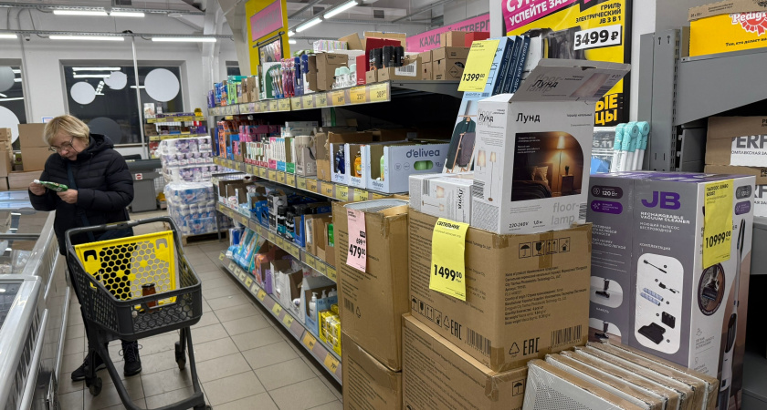 В Чижике жарко: цены тают, покупатели выносят все тележками - море игрушек, товаров для творчества и орешки со сгущенкой из детства