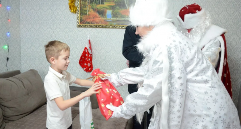 Первый зампред правительства Курганской области исполнил новогоднее желание 8-летнего мальчика