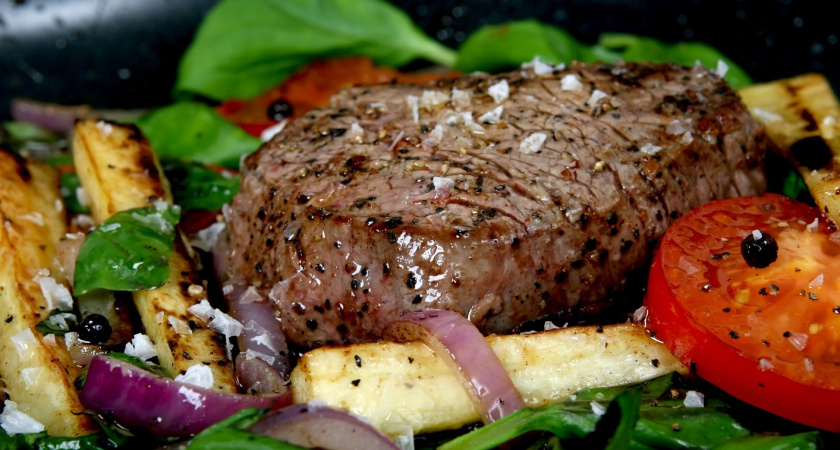 Этим блюдом я когда-то покорила свекровь: делаю "вертикальную" свинину в овощной шубе - мой кулинарный секрет