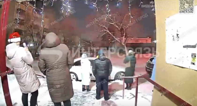 Паника во дворе: в Кургане фейерверк, запущенный у подъезда, разлетелся в толпу