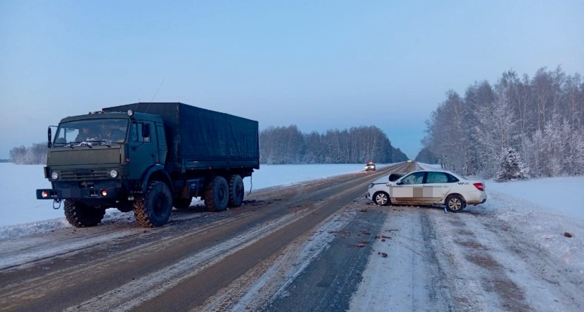 В Каргапольском округе в ДТП с грузовиком погиб пассажир легковушки