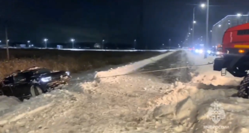 В Кургане спасатели вызволили из сугроба автомобиль, съехавший в кювет