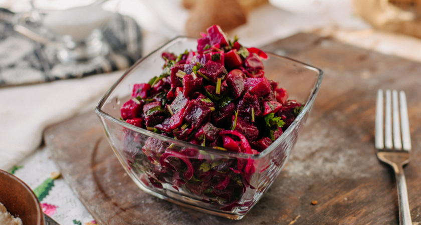 Подсели всей семьей на эту вкуснятину: простая закуска из свеклы, которую мы готовим тоннами — идеально, если устали от салатов с майонезами