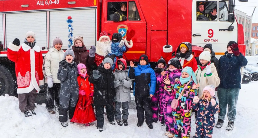 На пожарной машине с гитарой: как Дед Мороз из МЧС учил детей безопасности