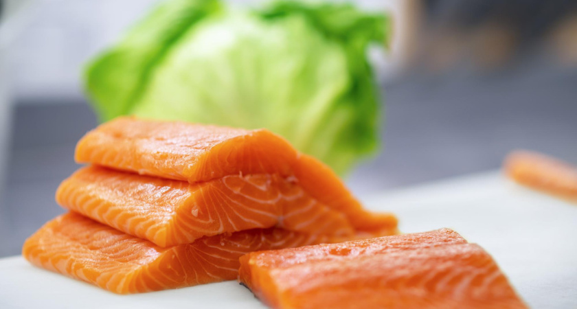 Как правильно солить красную рыбу: одна досадная ошибка всё портит — исправьте её, и форель будет таять во рту