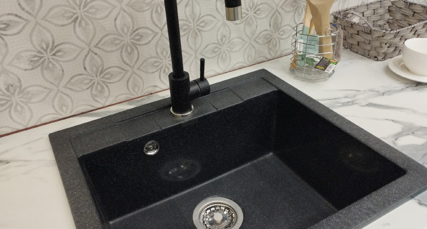 Засор вылетает со свистом: простое средство без прочистки слива и труб