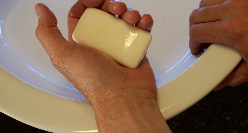 Вот зачем мудрые женщины за 60 носят в сумке мыло: узнал и теперь тоже так делаю — выручает на каждом шагу