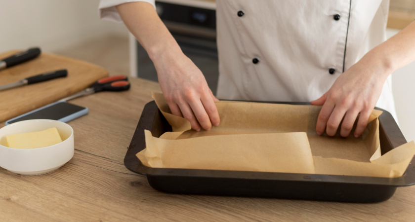 Краны на кухне засияют: 20 бытовых хитростей с бумагой для выпечки — она подходит не только для готовки