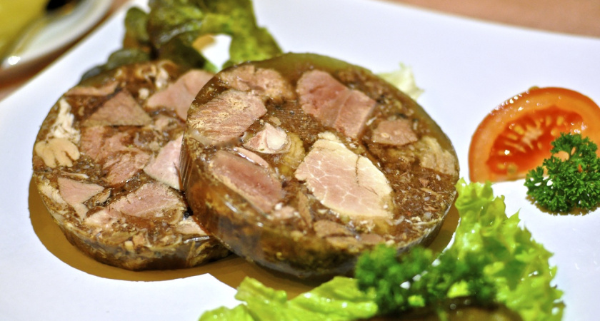 Никто не верит, что это не холодец: готовлю нежную мясную закуску без варки и гор посуды — хороша и в праздник, и в будни