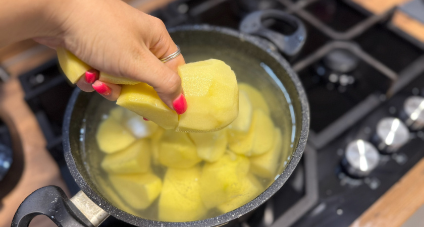 Знакомый охотник открыл мне глаза: всю жизнь я варил картошку в мундире неправильно - всего 1 ингредиент и получается нереально вкусно