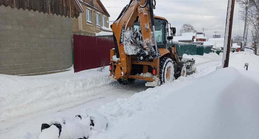 «Родители должны откапывать? : курганцы массово пишут о заснеженных детских площадках и остановках