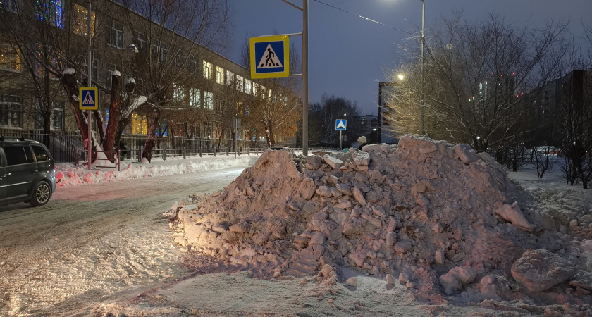 "Там же наши дети ходят!": курганцы в шоке от снежных завалов на тротуаре возле школы №26